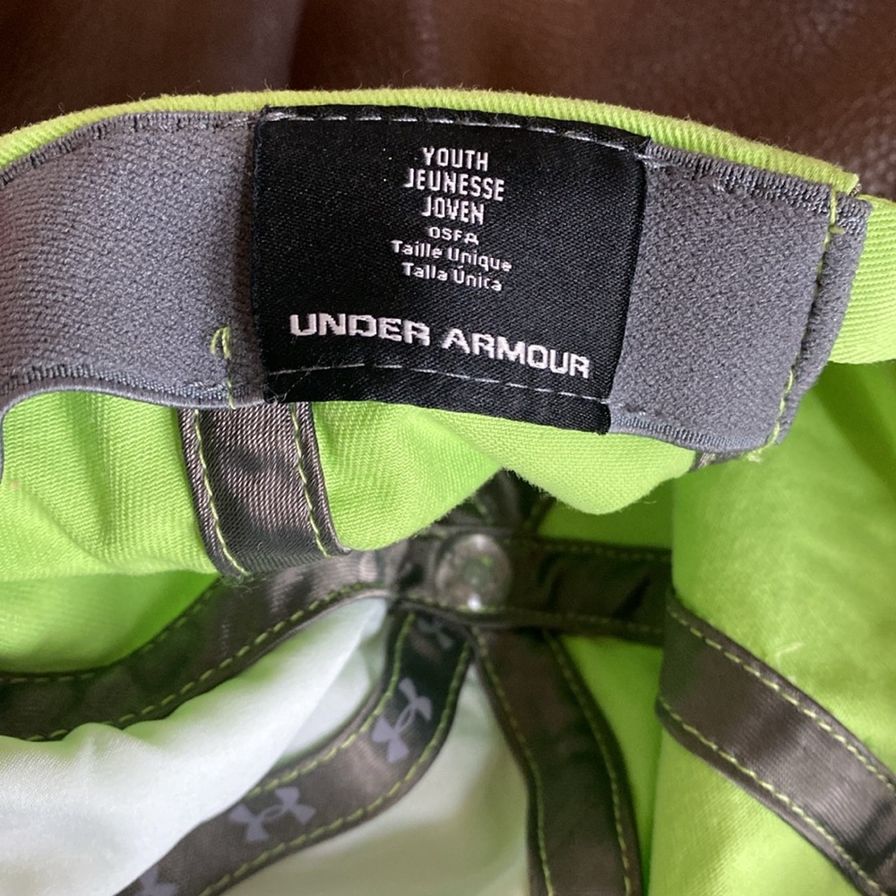 Youth Under Armour hat baseball cap Small stain on inside bill - Picture 5 of 5